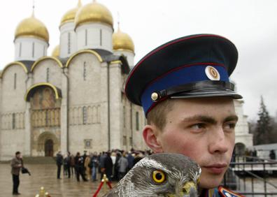 Imagen secundaria 1 - Arriba, el Kremlin visto desde la Plaza Roja con la catedral de San Basilio al fondo; en el medio, un soldado con un halcón ante una de las catedrales del recinto; y estatua de Stalin en su sepultura, junto a la muralla.