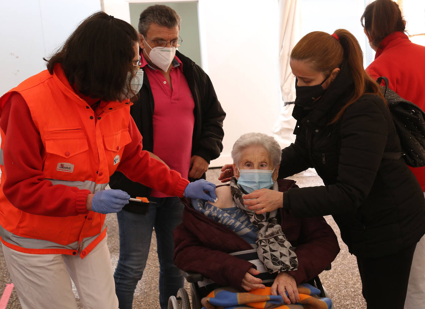 Fotos: La vacuna llega a los mayores de 85 años en Palencia