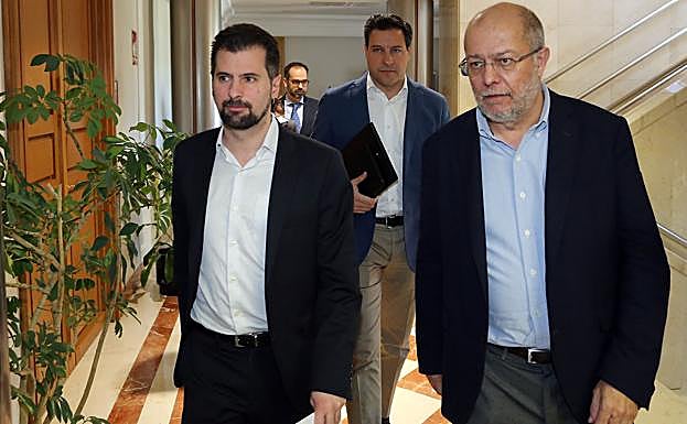 Luis Tudanca y Francisco Igea, a primeros de marzo de 2020, en una reunión sobre el coronavirus antes de decretarse el estado de alarma.
