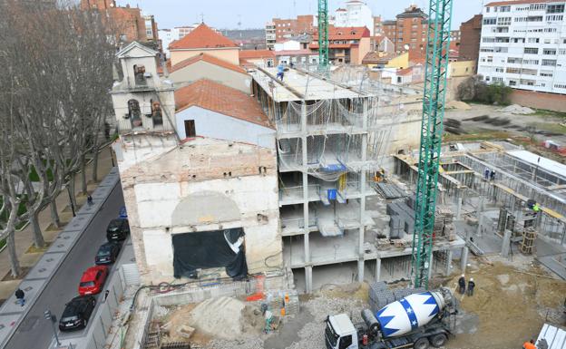 Obra de uno de los bloques junto a la iglesia de San Quirce y Santa Julita.