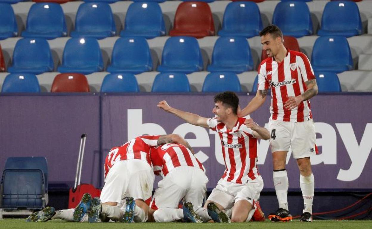 Los jugadores del Athletic celebran el gol de Berenguer en la prórroga. 