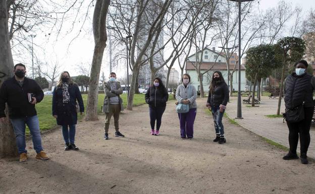 Diego Reglero y Mila Díez, administradores del grupo de Facebook; los receptores de ayudas José García y Vilma García, y las colaboradoras Gema Menadro, Rebeca Lozano y Sandra Aragón, integrantes todos ellos de la plataforma Entre todos Ayudamos, en la plaza de San Bartolomé, en el barrio de la Victoria.