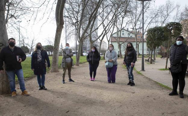 Diego Reglero y Mila Díez, administradores del grupo de Facebook; los receptores de ayudas José García y Vilma García, y las colaboradoras Gema Menadro, Rebeca Lozano y Sandra Aragón, integrantes todos ellos de la plataforma Entre todos Ayudamos, en la plaza de San Bartolomé, en el barrio de la Victoria. 