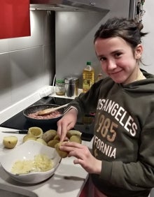 Imagen secundaria 2 - Diferentes momentos de la elaboración de las patatas rellenas