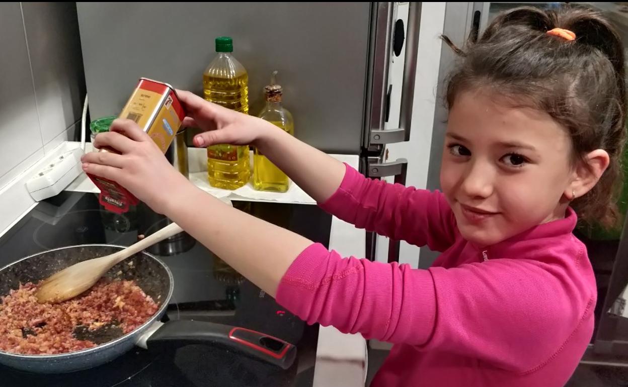 Nerea rehoga en la sartén los ingredientes del relleno