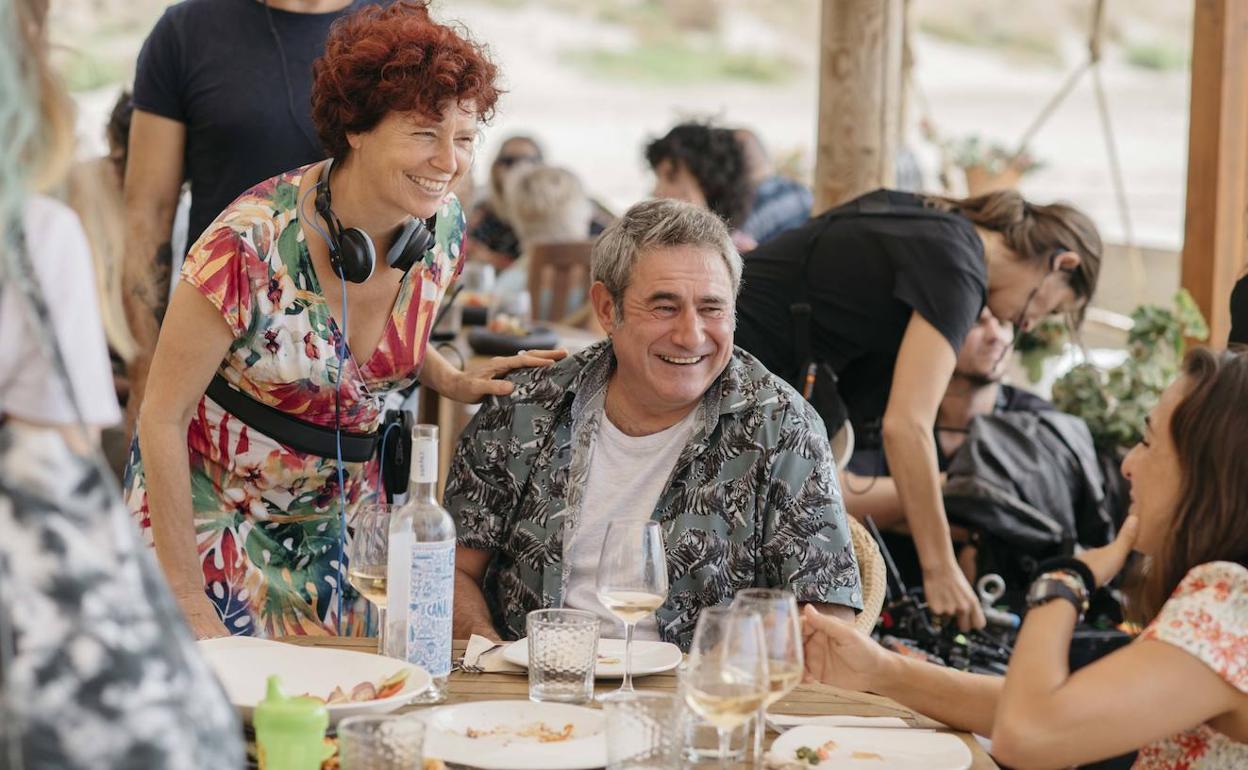 Iciar Bollaín con Sergi López y Candela Peña en un momento del rodaje de 'La boda de Rosa'. 