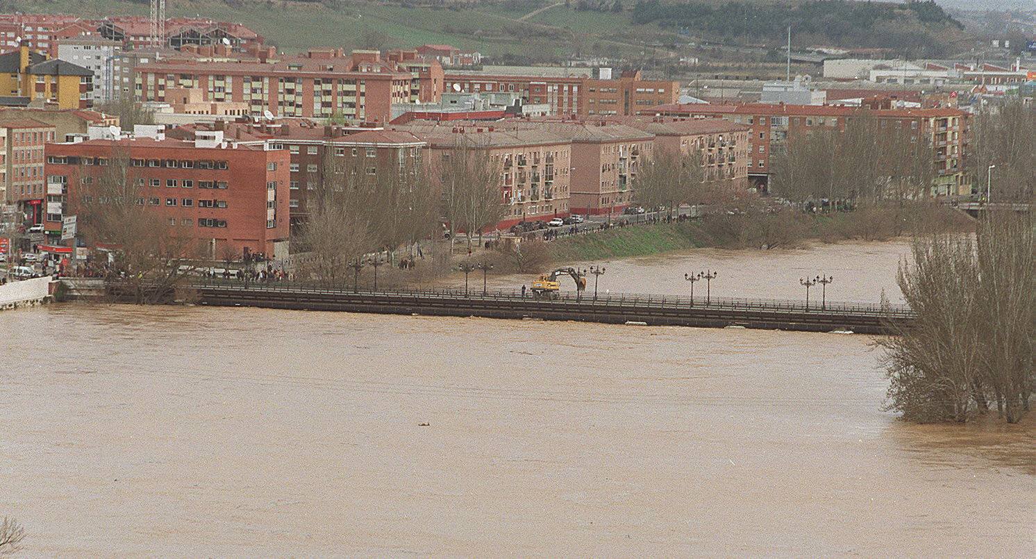 Espectacular la crecida del río Pisuerga a su paso por el Puente Mayor, lo que obligó a cortar el tráfico de vehículos y peatones por el puente.