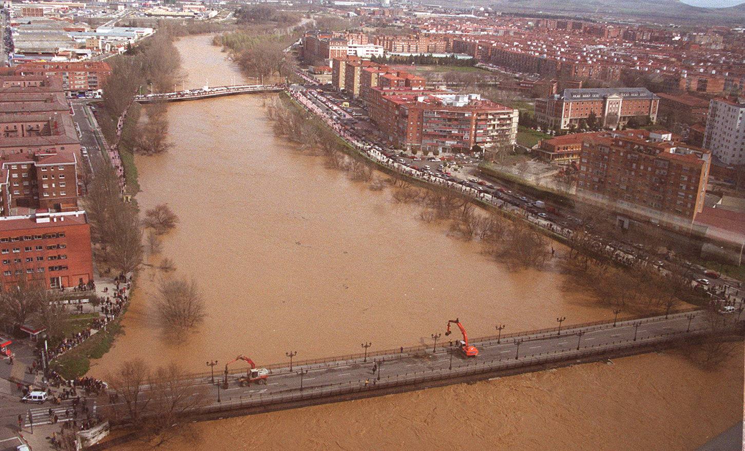 El río tapó totalmente el Puente Mayor, lo que obligó a cortar el tráfico de vehículos y peatones.