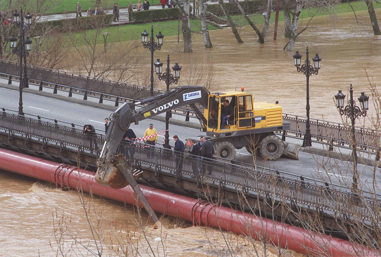 Vista del Puente Mayor mientras las máquinas quitaban las ramas que se amontonan en los ojos del puente.