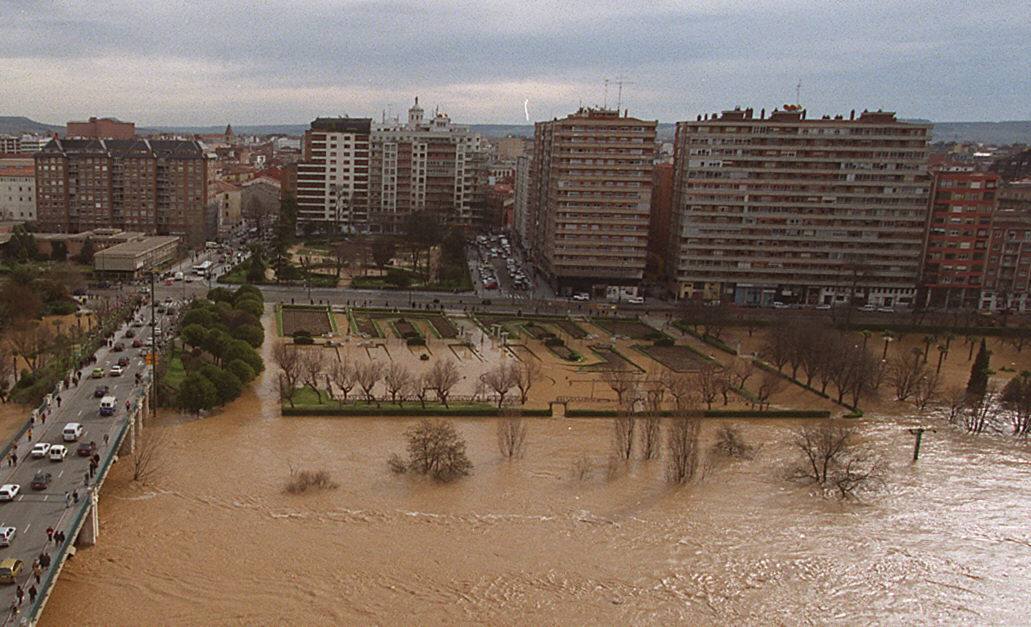 La crecida del río anegó gran parte de la Rosaleda.