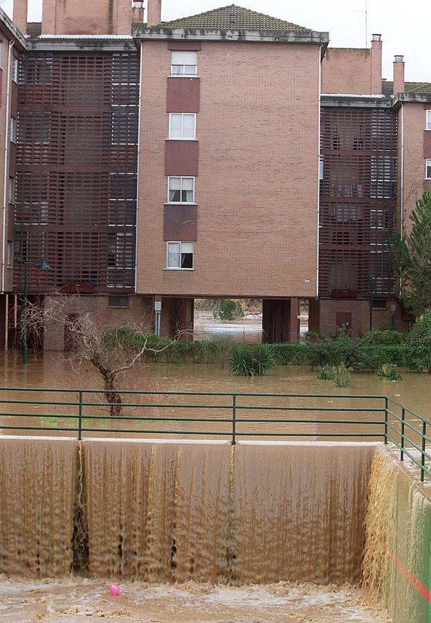 La zona más afectada por el desbordamiento del río fue el barrio Arturo Eyries. El agua anegó completamente los garajes de los últimos bloques de la calle Ecuador.