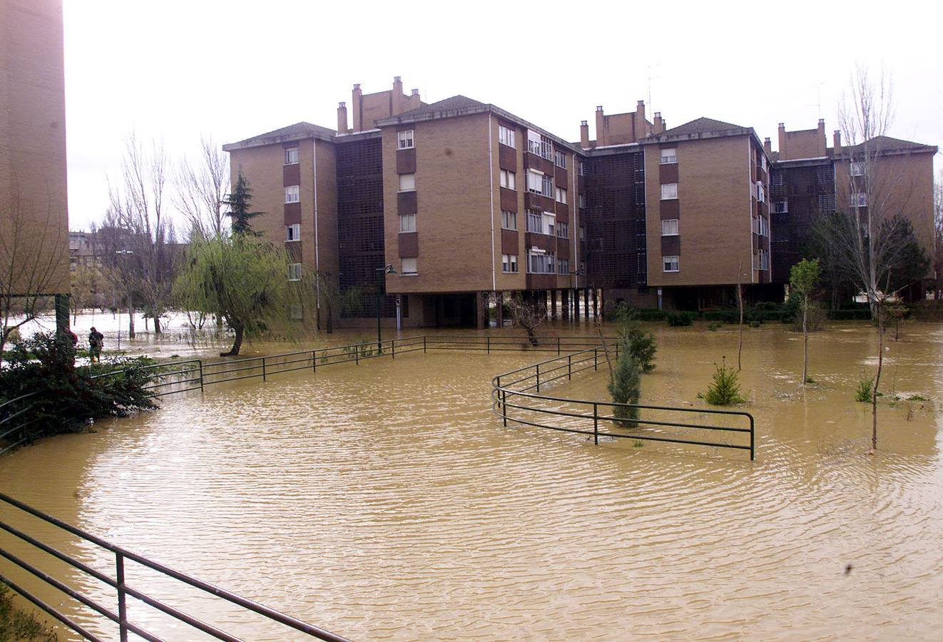 Viviendas de Arturo Eyries incomunicadas por la crecida del Pisuerga. 