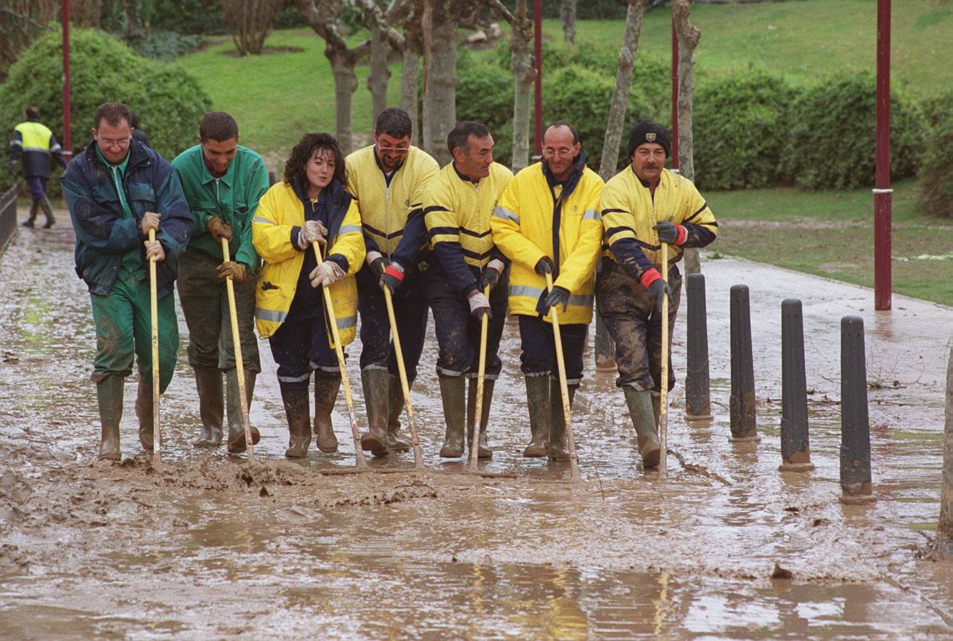 Empleados del servicio municipal de Parques y Jardines limpiaban el lodo acumulado en el paseo de Las Moreras.