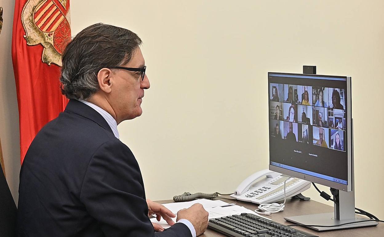 El alcalde, durante la reunión telemática del grupo.