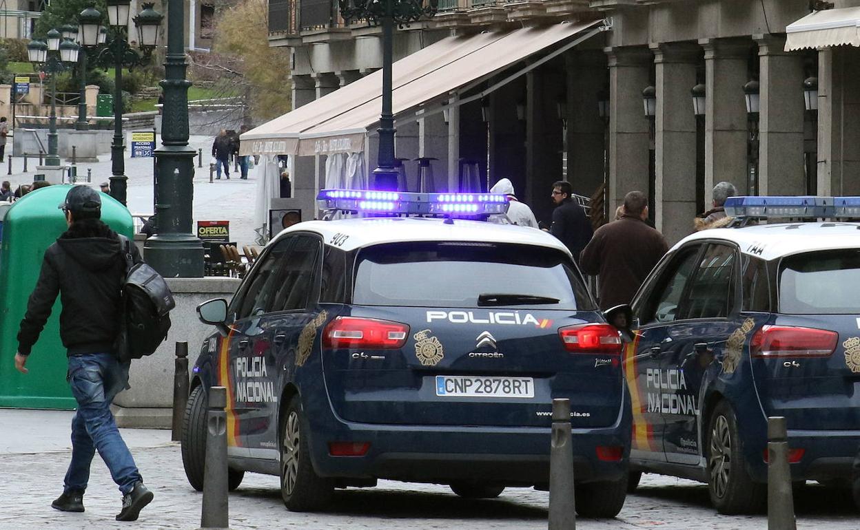 Patrullas de la Policía Nacional en los alrededores de la iglesia de San Millán. 