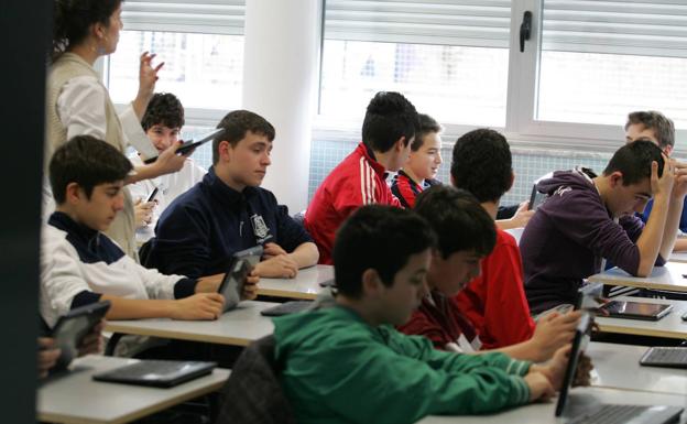 Los alumnos se familiarizan con las nuevas tecnologías mediante el uso de tabletas en un instituto de la provincia.