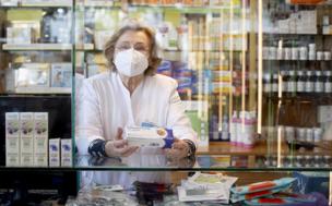 La boticaria que presume de contar con una plantilla femenina