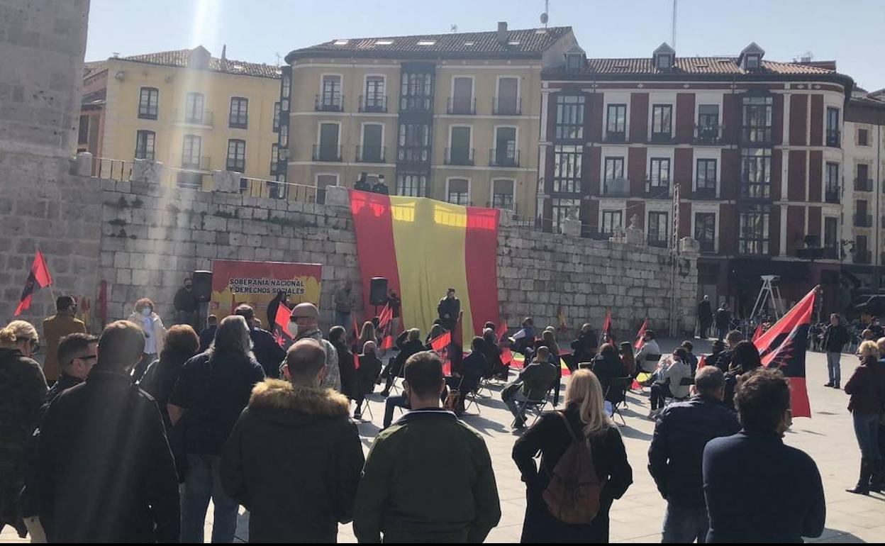 Un momento de la concentración frente a la catedral vallisoletana.