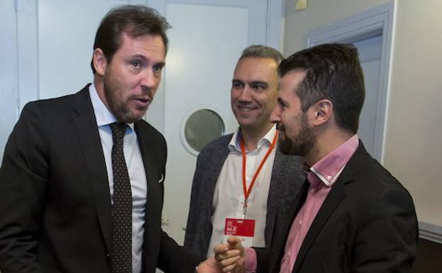 Óscar Puente y javier Izquierdo, con Luis Tudanca.