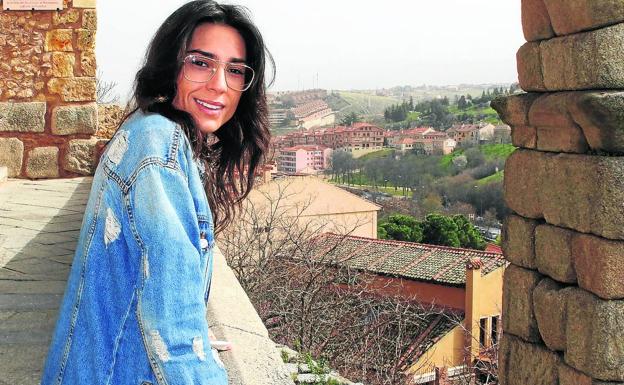 Tatiana Ballesteros, en el balcón del Postigo, junto al Acueducto de Segovia. 