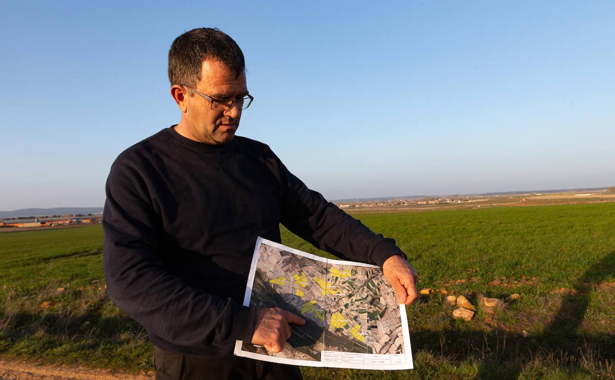 Jesús Ángel Tomás, alcalde de Pozuelo de Tábara, en los terrenos donde se construirá elparque solar., 