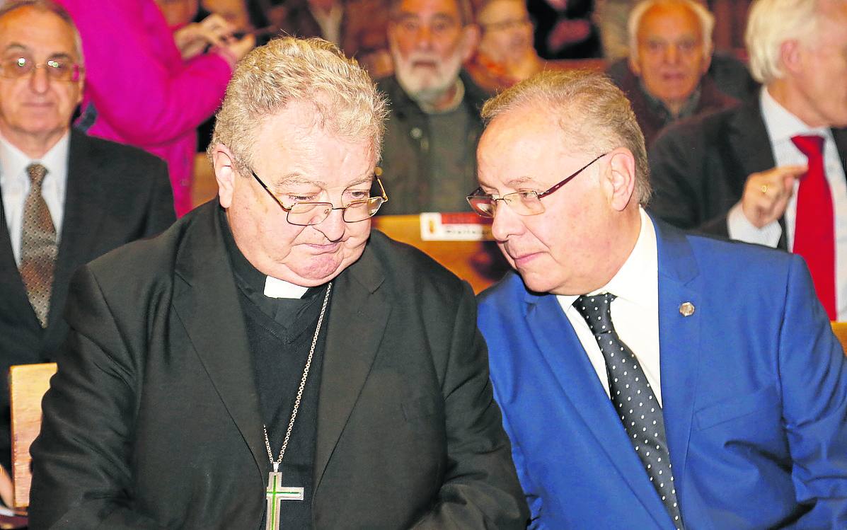El obispo de Palencia, Manuel Herrero, conversa con el presidente de las cofradías, Antonio Motila, en una imagen de archivo. 
