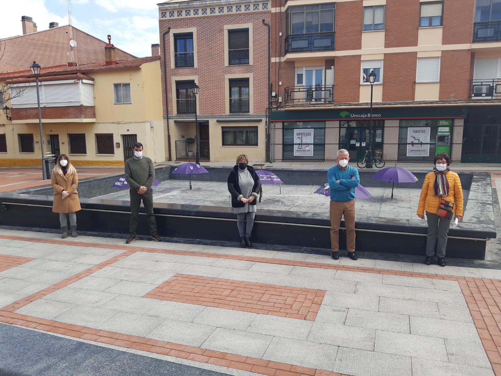 Laguna de Duero se tiñó de morado con paraguas, iluminación y pancartas en edificios municipales para sumarse como cada año a la celebración del Día Internacional de la mujer.