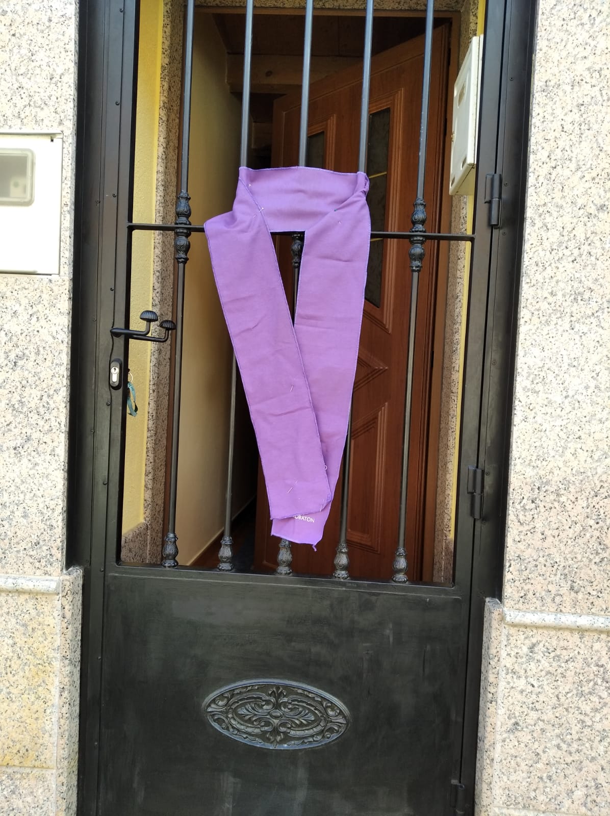 En Torrelobatón, los vecinos no han querido dejar pasar el 8 de marzo sin manifestar su repulsa contra la violencia de género y la desigualdad. Lo han hecho colocando pañuelos en las ventanas, puertas, balcones de las casas e incluso en los árboles de las calles del municipio.