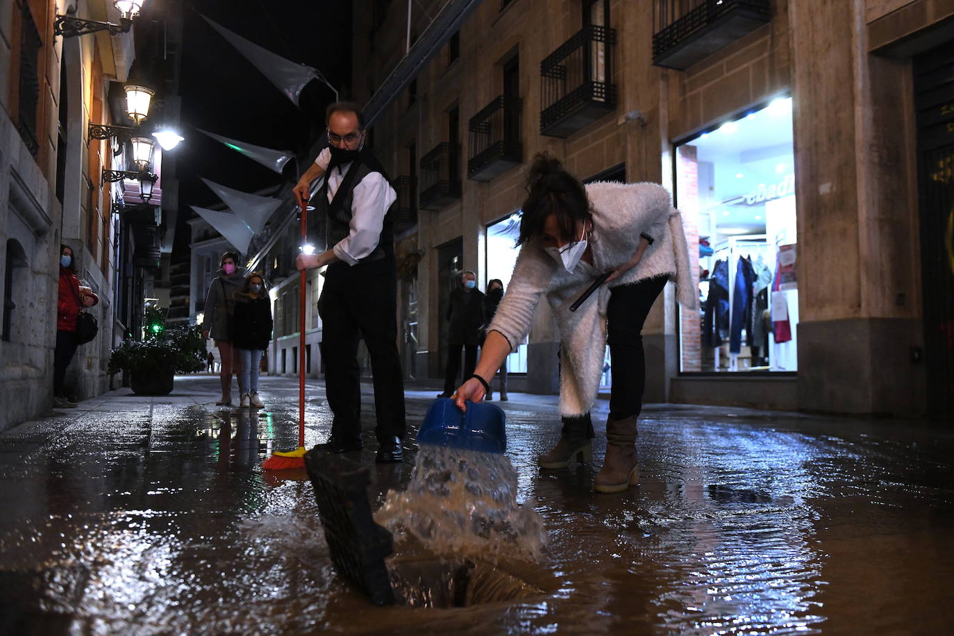 Fotos: Un reventón en el centro de Valladolid anega locales y establecimientos