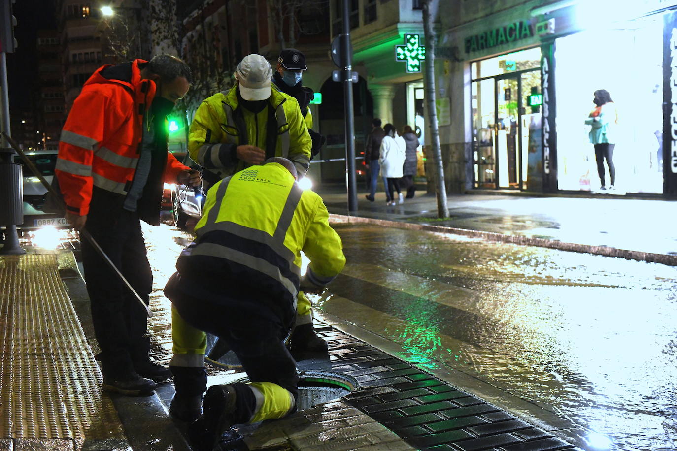 Fotos: Un reventón en el centro de Valladolid anega locales y establecimientos