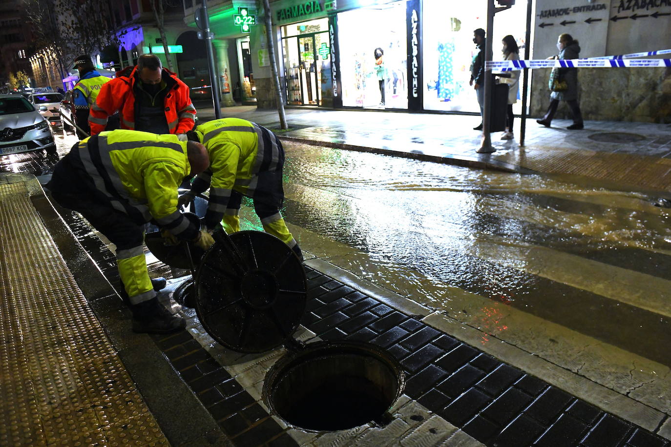 Fotos: Un reventón en el centro de Valladolid anega locales y establecimientos