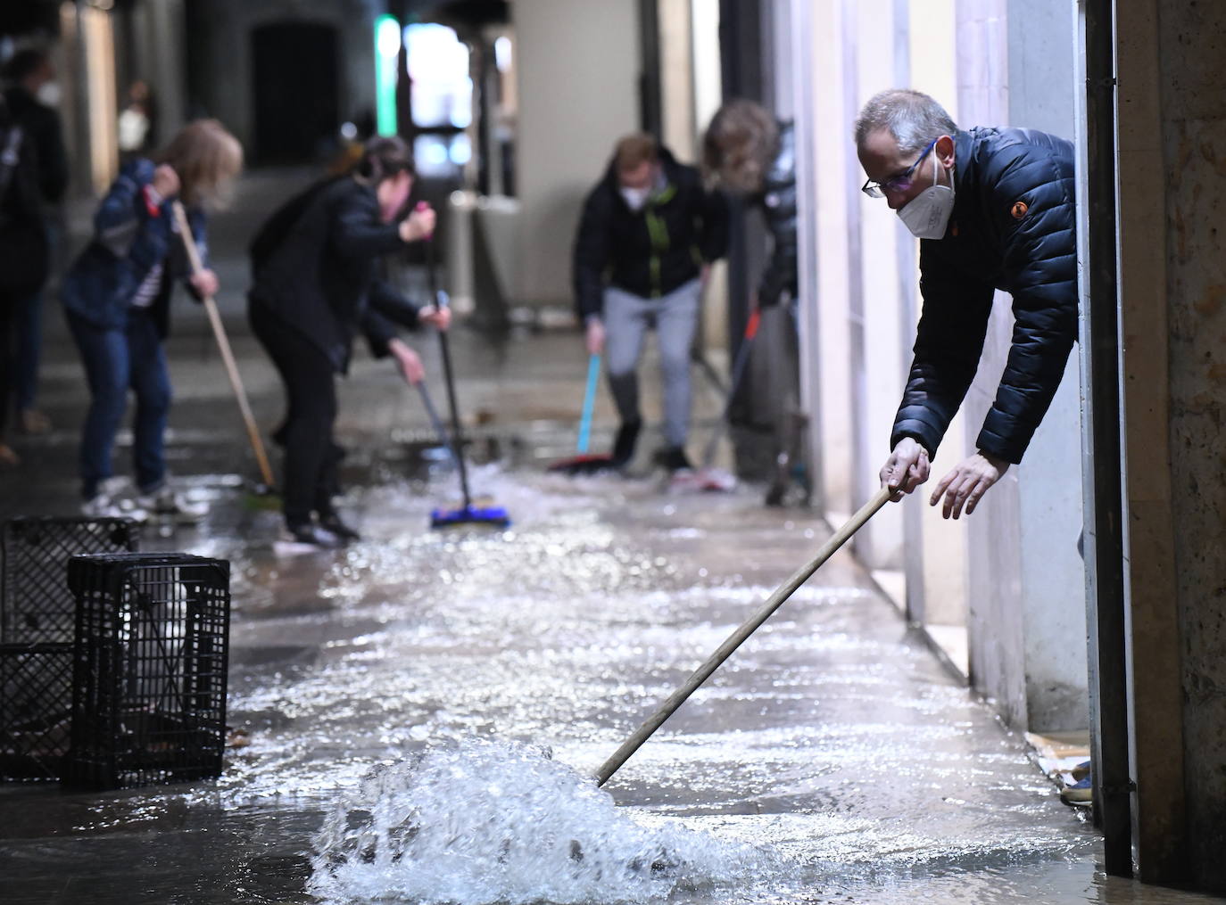 Fotos: Un reventón en el centro de Valladolid anega locales y establecimientos