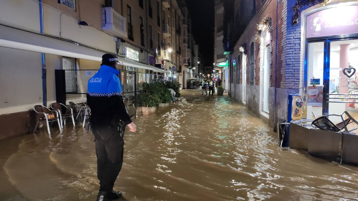 Fotos: Un reventón en el centro de Valladolid anega locales y establecimientos