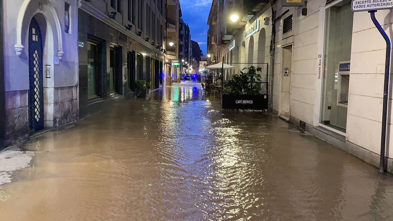 Fotos: Un reventón en el centro de Valladolid anega locales y establecimientos