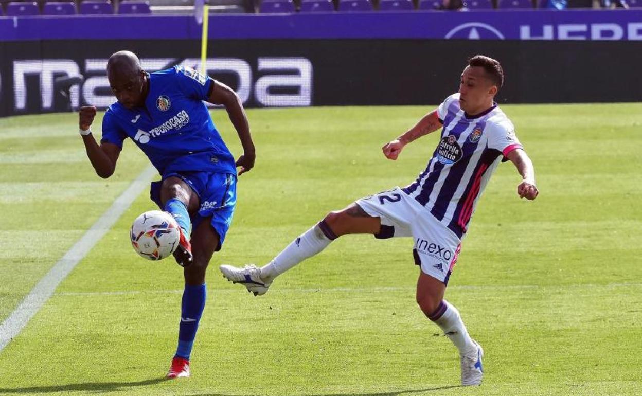 Orellana trata de impedir el envío de Nyom durante el Real Valladolid-Getafe del pasado sábado en Zorrilla