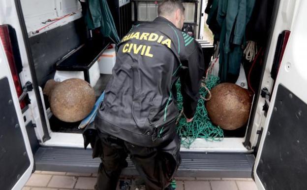 Dos de las bolas rescatadas, en el furgón de los Gea.