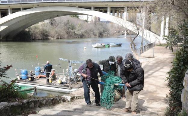 Los buzos recuperan 240 kilos de historia del fondo del Pisuerga en Valladolid