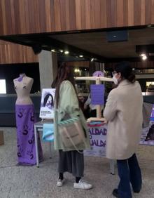 Imagen secundaria 2 - Arriba, selfie ante el mural del 8-M realizado en el colegio Elena Fortún: Abajo, a la izquierda, exposición en la plaza de San Martín; y a la derecha, muestra en el ágora del campus de la UVA en Segovia. 