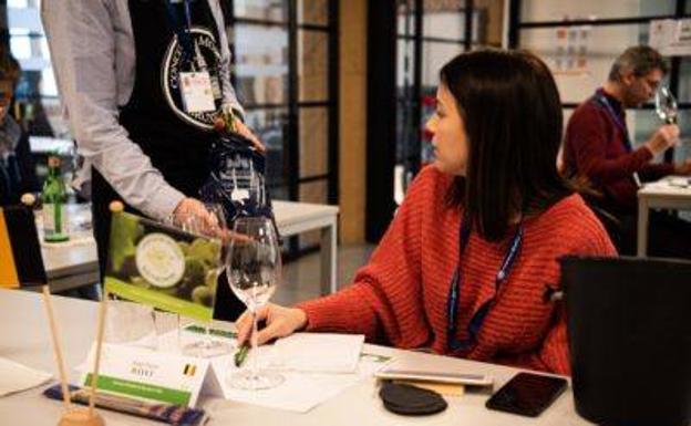 Una catadpra en el Consurso Mundial de vinos blancos de sauvignon blanc en Bruselas. 