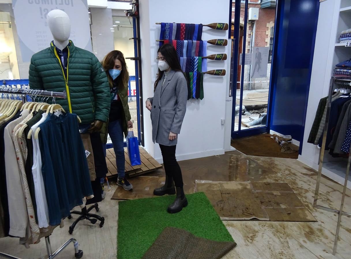 Fotos: La rotura de una tubería deja locales comerciales inundados en la calle Montero Calvo de Valladolid