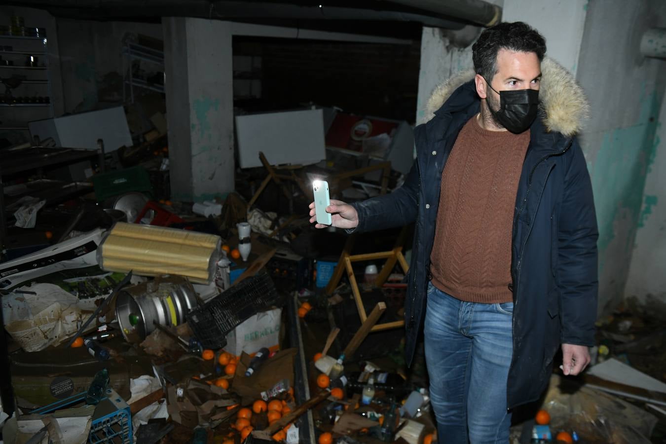 Fotos: La rotura de una tubería deja locales comerciales inundados en la calle Montero Calvo de Valladolid