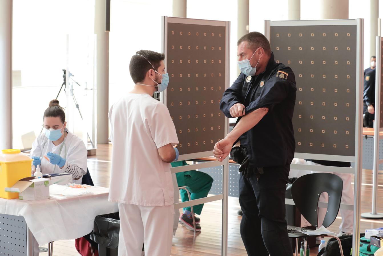 Fotos: El centro Miguel Delibes de Valladolid acoge la vacunación de más de 1.400 agentes de la Policía y Guardia Civil