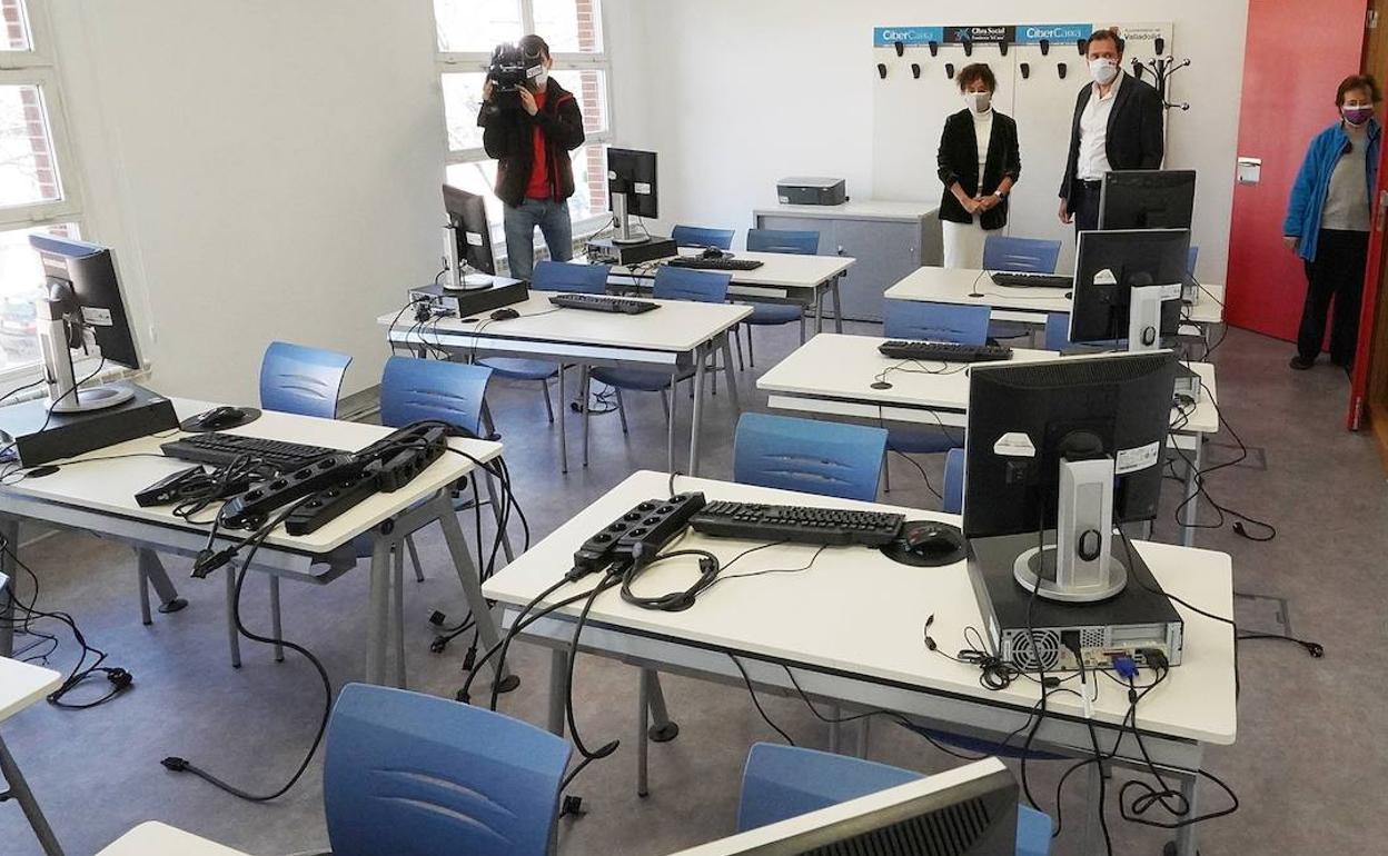 El alcalde y la concejala visitan una de las nuevas aulas. 