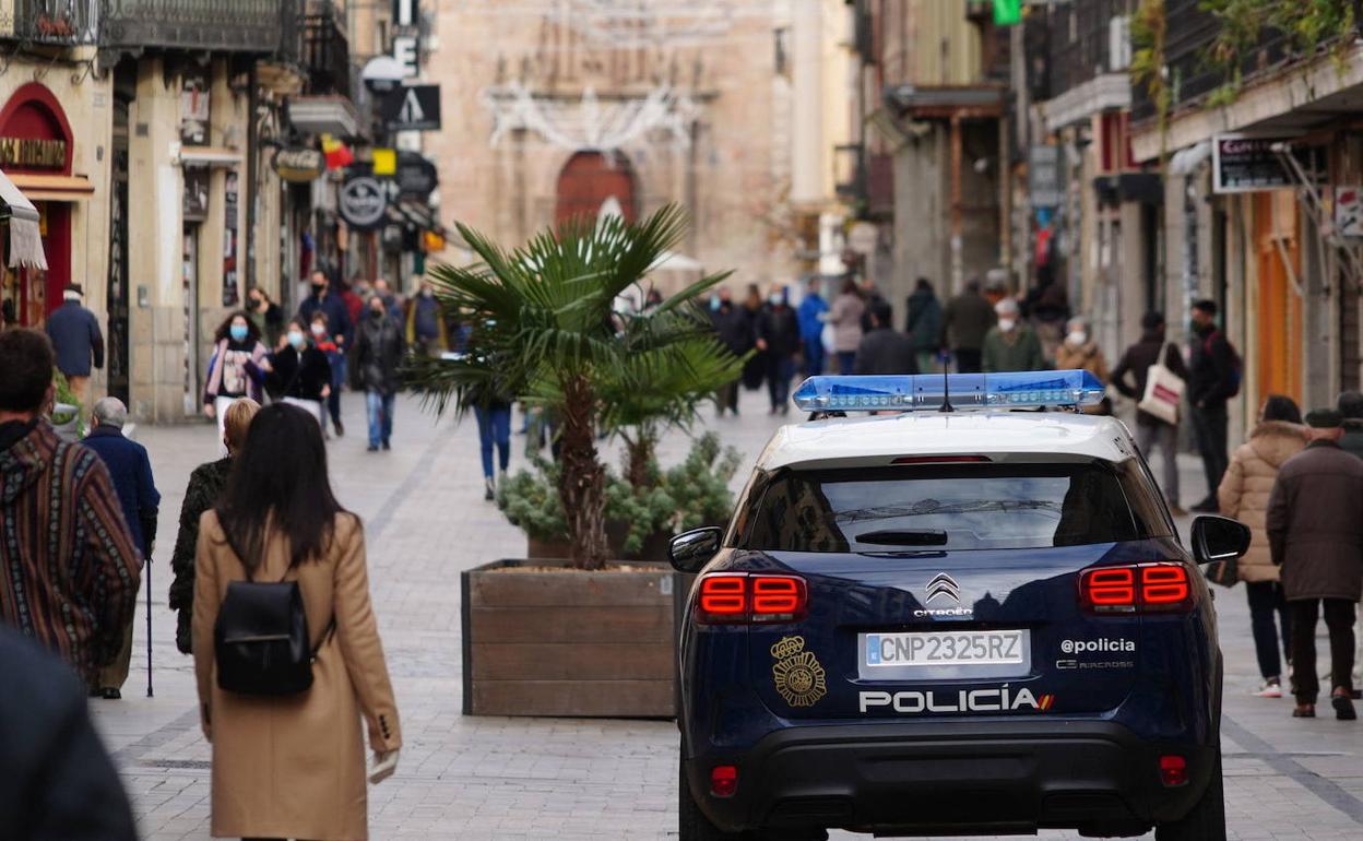 Un coche de la Policía por la Rúa Mayor de Salamanca.