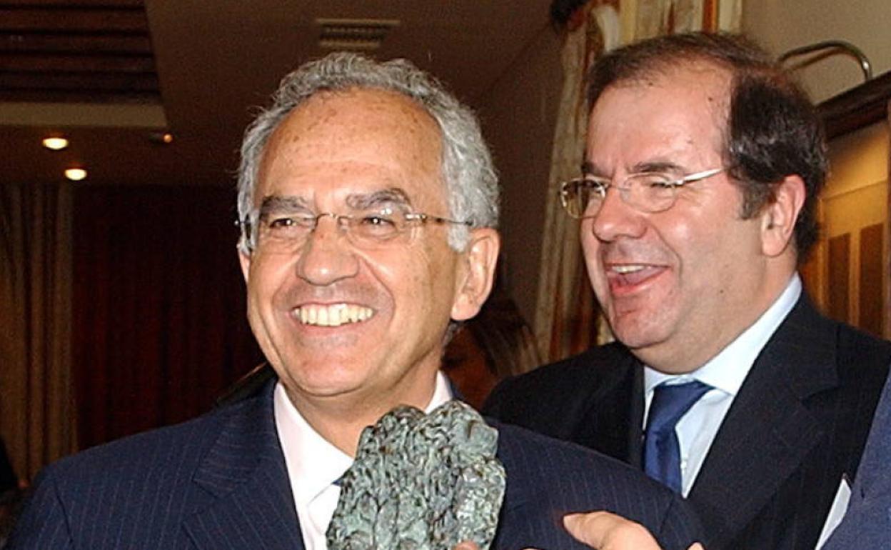 Antonio Pérez, con el V Premio de Familia Empresaria de Castilla y León, que recibió en el 2006 de manos de Juan Vicente Herrera. 