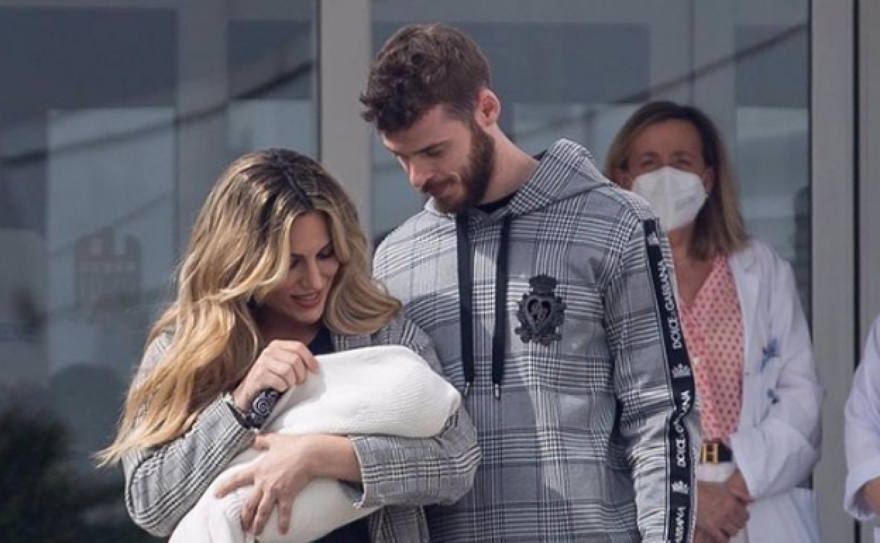 Edurne y David de Gea, con su bebé, a la salida del Hospital. 