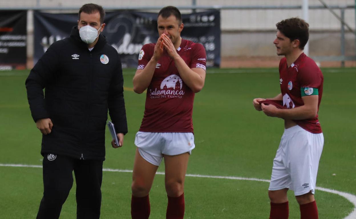 Kristian Álvarez y Antonio Amaro se lamentan tras un partido del Salamanca UDS. 
