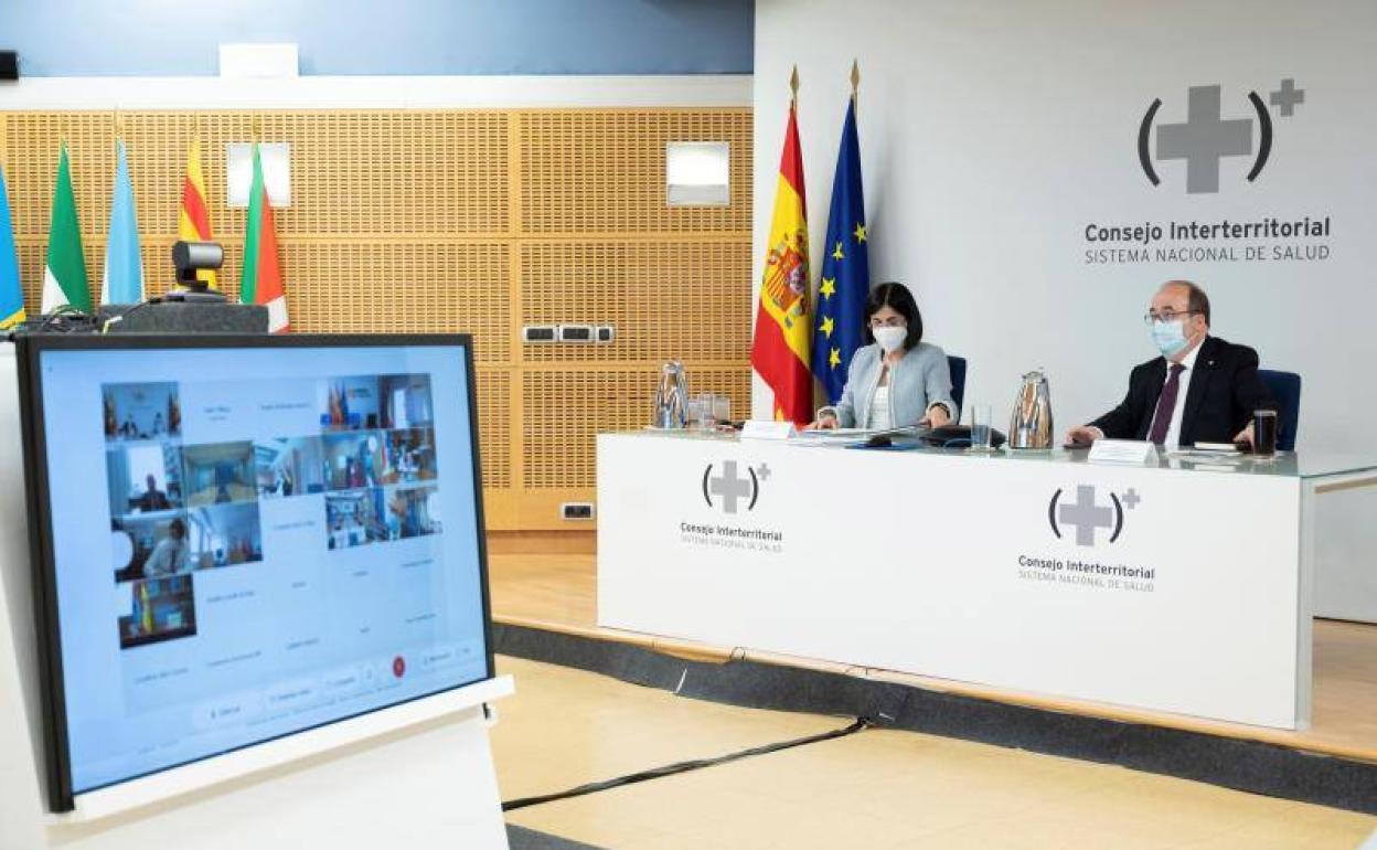 La ministra de Sanidad, Carolina Darias: y el titular de Política Territorial y Función Pública, Miquel Iceta, durante el Consejo Interterritorial. 