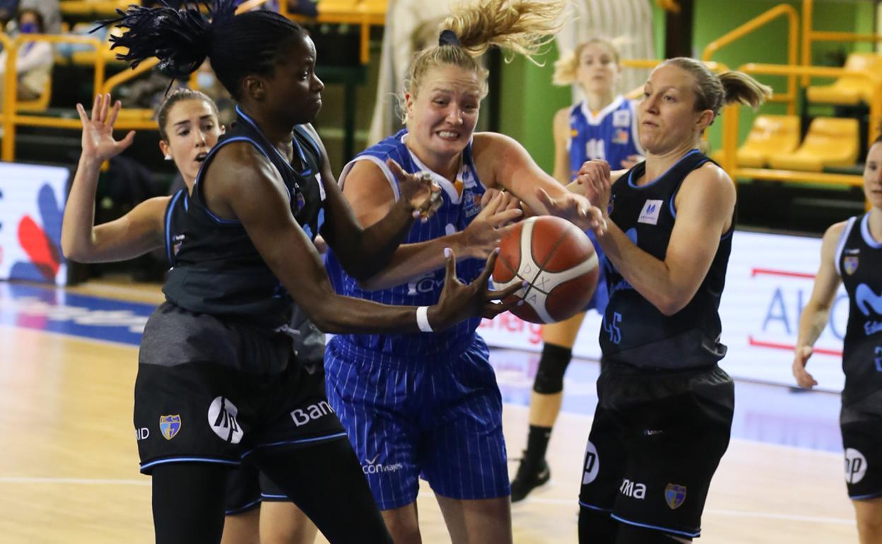 Hof, rodeada de rivales del Estudiantes en la primera vuelta.. 