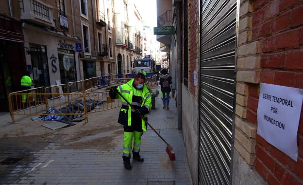 Imagen principal - Labores de limpieza en Montero Calvo y daños, debajo, en la tienda Carmen Alonso.